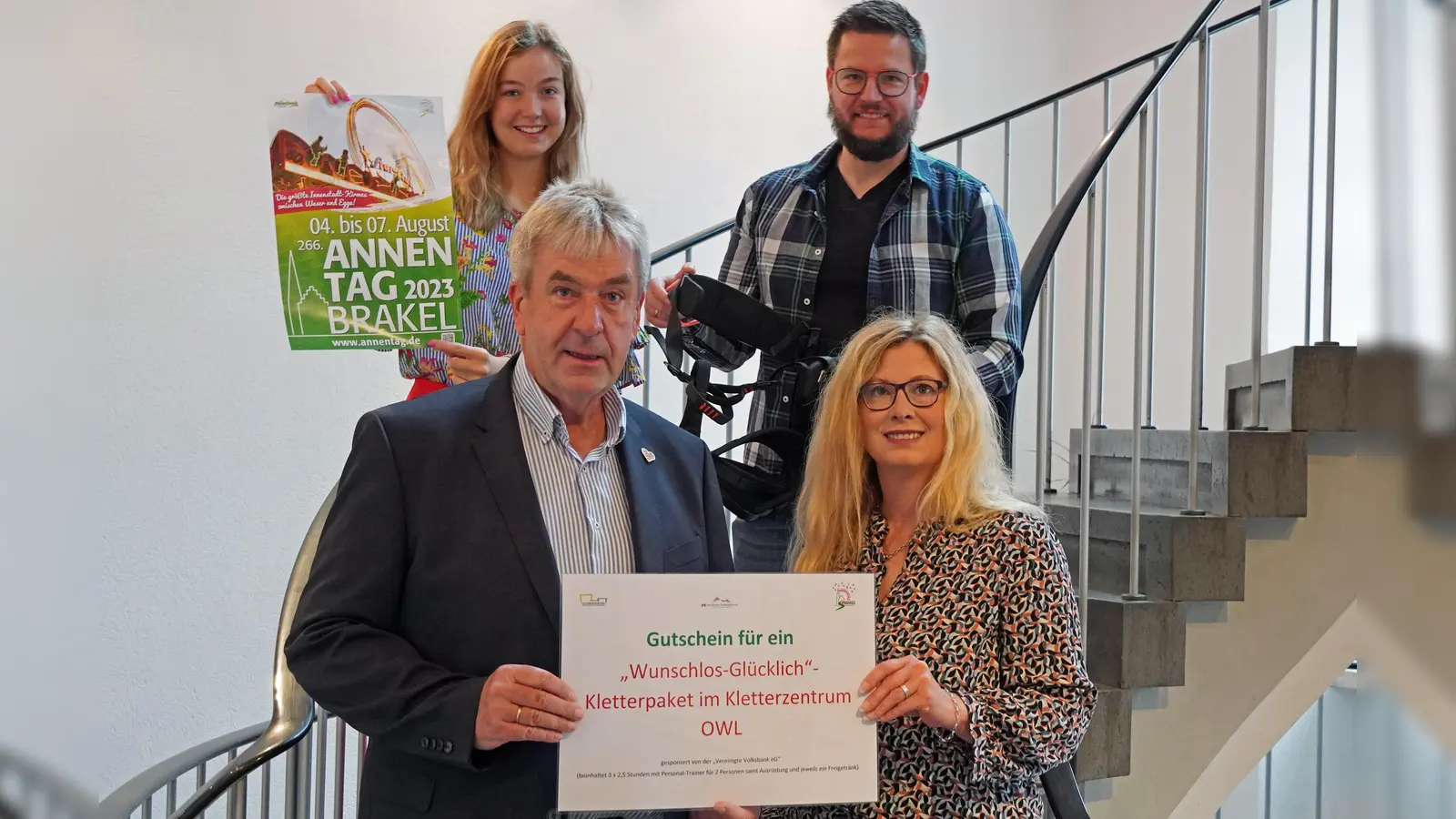 Bürgermeister Hermann Temme überreicht Nicole Böddeker den Hauptgewinn. Marleen Menne, Vereinigte Volksbank Brakel, und Benedikt Gönnewicht, Marktmeister der Stadt Brakel, gratulieren zum ersten Preis. (Foto: Stadt Brakel)