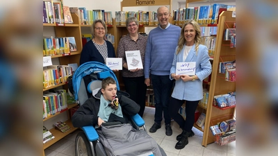 Bei der Spendenübergabe (v.l.): Mechthild Kremper und Beate Gievers vom Bücherei-Team, Buchprojekt-Leiter Hubertus Hartmann sowie die Vorsitzende des Borgentreicher Vereins „Wir! So besonders!“, Natalia Friesen mit ihrem Sohn Mika. (Foto: privat)