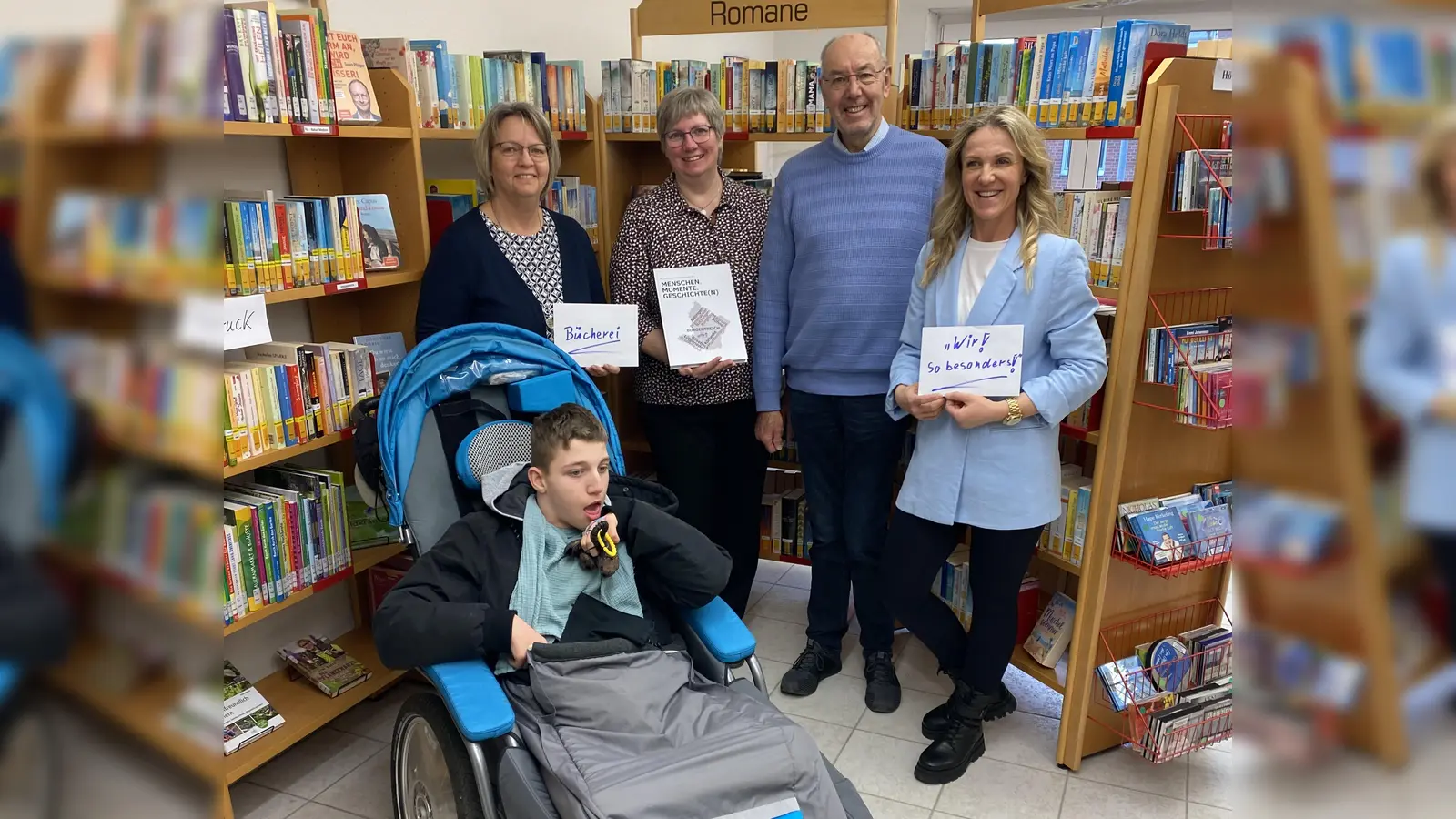 Bei der Spendenübergabe (v.l.): Mechthild Kremper und Beate Gievers vom Bücherei-Team, Buchprojekt-Leiter Hubertus Hartmann sowie die Vorsitzende des Borgentreicher Vereins „Wir! So besonders!“, Natalia Friesen mit ihrem Sohn Mika. (Foto: privat)