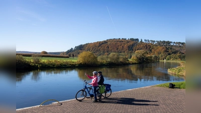 Radfahrer an der Weserpromenade in Bodenfelde. (Foto: SVR_KoernerPaeslack)