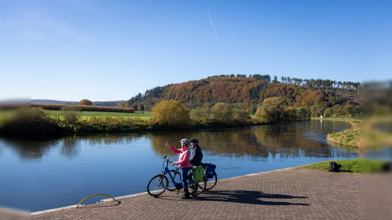 Radfahrer an der Weserpromenade in Bodenfelde. (Foto: SVR_KoernerPaeslack)