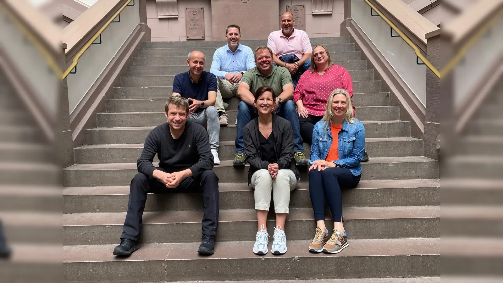 Ehemalige, die Ihren Abschluss 1999 im Studiengang Bauingenieurwesen machten, versammelten sich zum Gruppenbild auf der Treppe im Lichthof der HAWK. (Foto: HAWK)