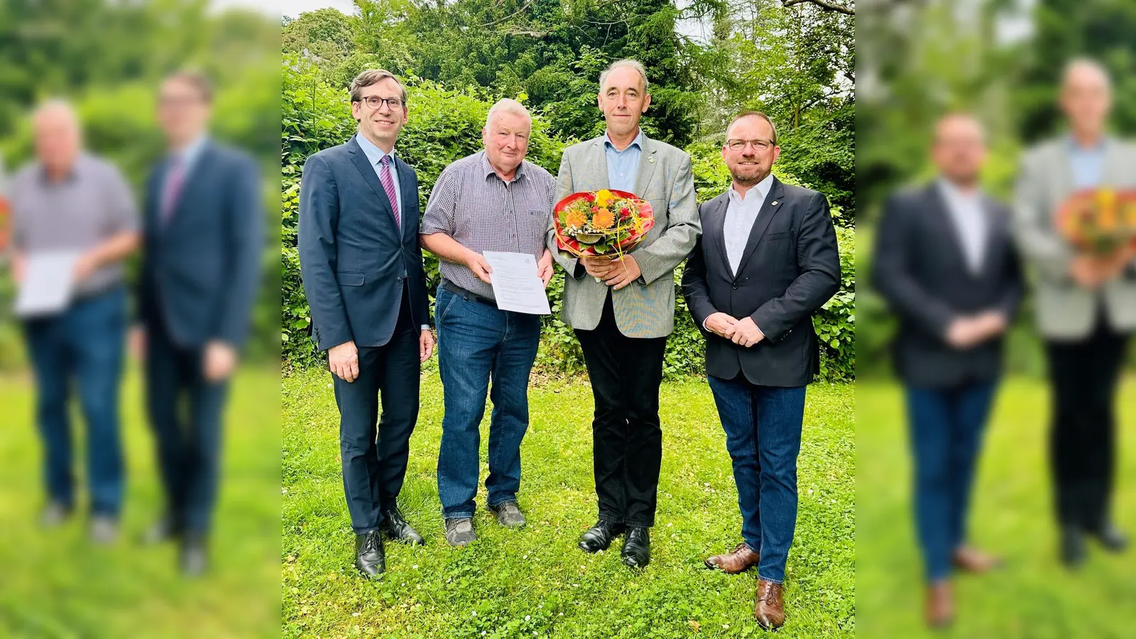 Kreisheimatpfleger Hans-Werner Gorzolka (2. v.l.) hat Jürgen Menne (3. v.l.) zum Ortsheimatpfleger von Welda ernannt. Bürgermeister Tobias Scherf (l.) und Ortsvorsteher Hubertus Kuhaupt (r.) waren zugegen und gehörten zu den ersten Gratulanten. (Foto: privat)