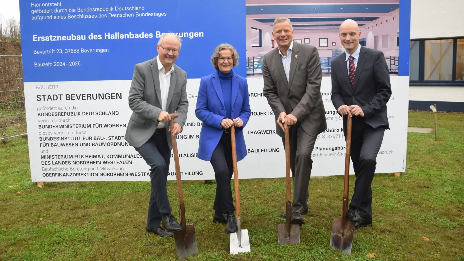 V.l.: Bürgermeister Hubertus Grimm, Ministerin Ina Scharrenbach, Landtagsabgeordneter Matthias Goeken und Jens Kronsbein, Leiter der Abteilung Regionale Entwicklung, Kommunalaufsicht und Wirtschaft bei der Bezirksregierung in Detmold nehmen den Spatenstich vor. (Foto: Marc Otto)