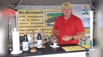 Reiner Aroniabeerensaft von „WeserAronia“ aus Wahmbeck wurde von Carsten Ilsemann angeboten. Der reine Bio-Fruchtsaft soll reich an Vitamin C und Antioxidantien sein.  (Foto: Barbara Siebrecht)