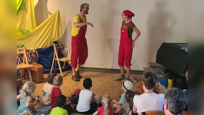 Das Mitmachtheater Lili &amp; Claudius zieht bei der Auftaktveranstaltung zum Klimaschutzprojekt „Energiesparmodelle“ in Eschershausen-Stadtoldendorf alle in seinen Bann. (Foto: privat)