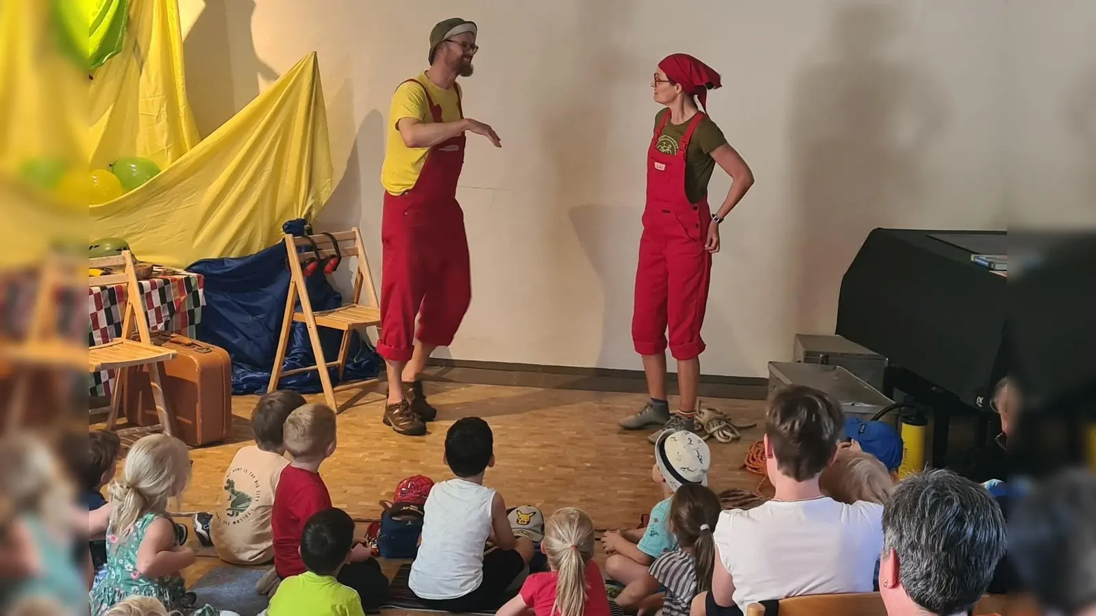 Das Mitmachtheater Lili &amp; Claudius zieht bei der Auftaktveranstaltung zum Klimaschutzprojekt „Energiesparmodelle“ in Eschershausen-Stadtoldendorf alle in seinen Bann. (Foto: privat)