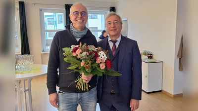 Vorstand Martin Kupper (rechts im Bild) gratulierte Harald Kremser zum Dienstjubiläum mit einem Blumenstrauß. (Foto: privat)