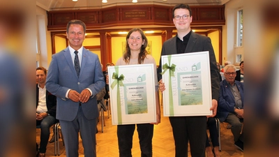 Großer Stolz und Freude: Landrat Michael Stickeln hat im feierlichen Rahmen in der Aula des Kreishauses den Kulturpreis und die Urkunden an Laura Wiemers und Joss Spieker-Siebrecht überreicht. (Foto: Kreis Höxter)