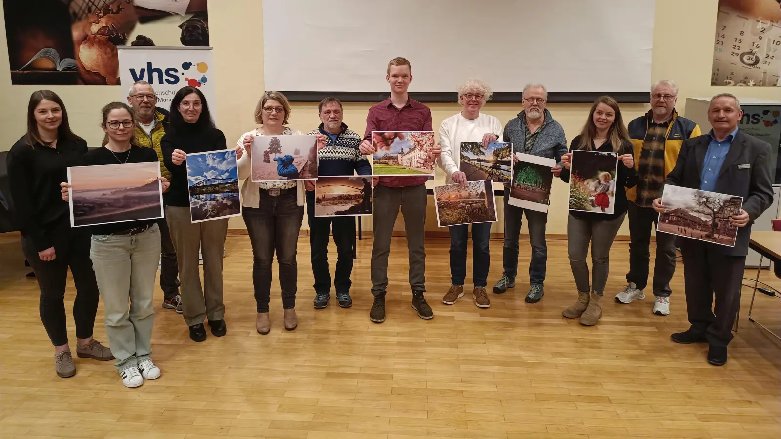 Setzen Höxter schönste Seiten ins rechte Licht: Gewinner des Fotowettbewerbs flankiert von Madita Alberding (Geschäftsführung Huxarium, l.), Rainer Schwiete (VHS-Leiter r.), Martin Irgang (Förderverein Landesgartenschau) und Alfons Kettwig (Kettwig Lichtwerbung Würgassen). (Foto: Huxarium Gartenpark Höxter/Manuela Puls)