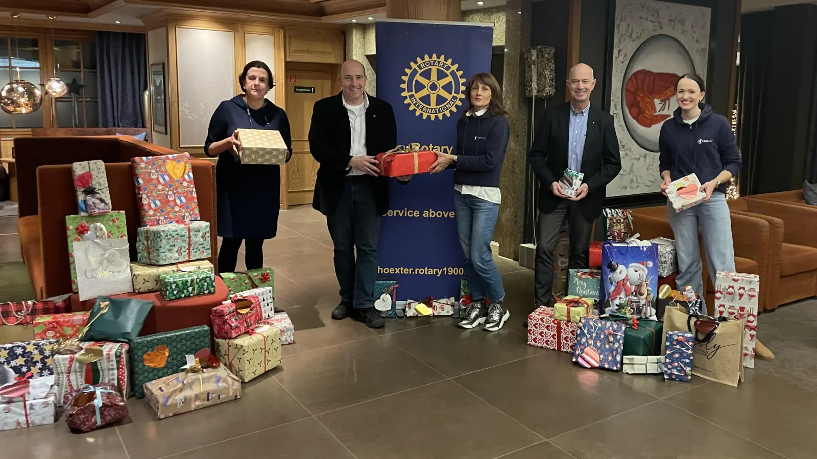 V.l.: Heike Jarchov, Michael Seibert, Sina Schreiber, Reiner Zinnecker, Linda Skrobucha und ganz viele Geschenke. (Foto: privat)