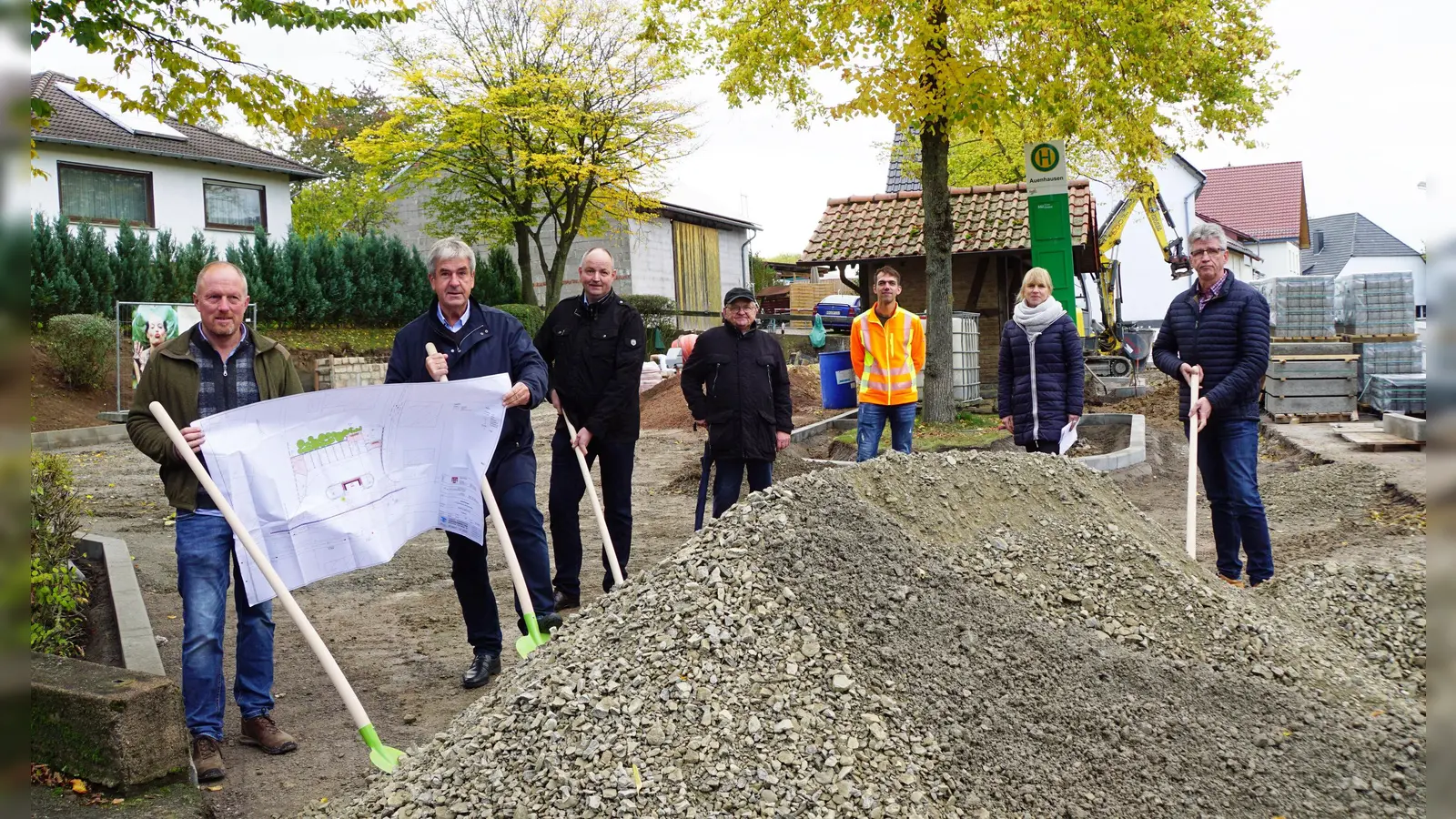 Die Ortschaft Auenhausen erhält einen neuen multifunktionalen Dorfplatz, v. links Georg Tegetmeier (Garten- und Landschaftsbau Tegetmeiter), Bürgermeister Hermann Temme, Bezirksausschussvorsitzender Dirk Simon, Reinhard Fehr, Tobias Bielefeld (Ingenieurbüro Turk), Landschaftsarchitektin Anja Multhaup und Franz-Josef Sentler vom Bauamt der Stadt Brakel. (Foto: Foto: Stadt Brakel)