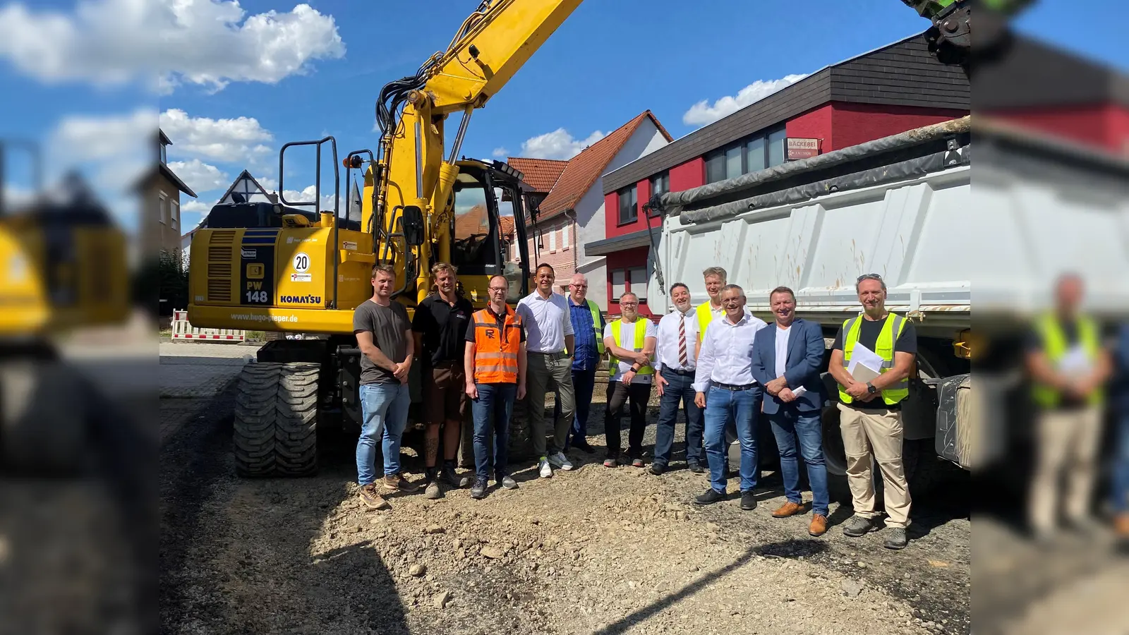 Auf der Baustelle in Caldens Ortskern: (v.l.) Christian Metz-Pieper und Sascha Kreis (beide Firma Pieper Bau), Michael Schulze und Swen Meier (beide Firma Rohde-Bau), Hartmut Müller und Andreas Gregor (beide Ingenieurbüro aqua geo consult), Oliver Brunkow und Karsten Krohne (beide Servicezentrum Regionalentwicklung Landkreis Kassel), Landrat Andreas Siebert, Caldens Bürgermeister Maik Mackewitz und Volker Scholle (Mitarbeiter Bauamt Calden).  (Foto: Landkreis Kassel)