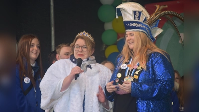 Ihre Tollität, Prinzessin Yvonne die Organisierende wurde auf der Sparkassenbühne in Süßigkeiten aufgewogen.  (Foto: Barbara Siebrecht)