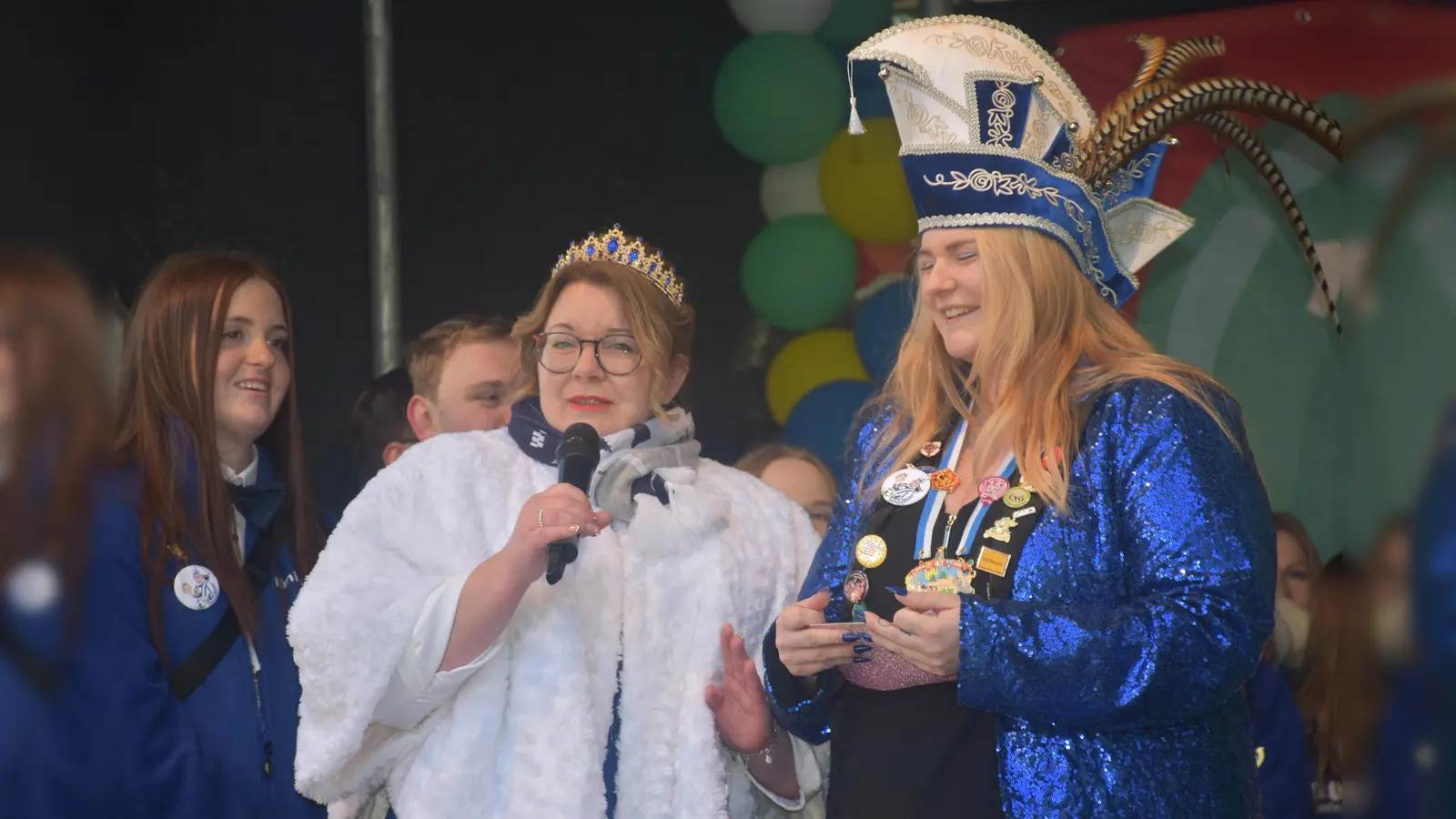 Ihre Tollität, Prinzessin Yvonne die Organisierende wurde auf der Sparkassenbühne in Süßigkeiten aufgewogen.  (Foto: Barbara Siebrecht)