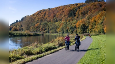 Radfahrer auf dem Weser-Radweg in Bodenfelde. (Foto: Solling-Vogler-Region im Weserbergland e. V., Lindenstraße 8, 37603 Holzminden, T:05536 960970, info@solling-vogler-region.de, Körner/Paeslack)