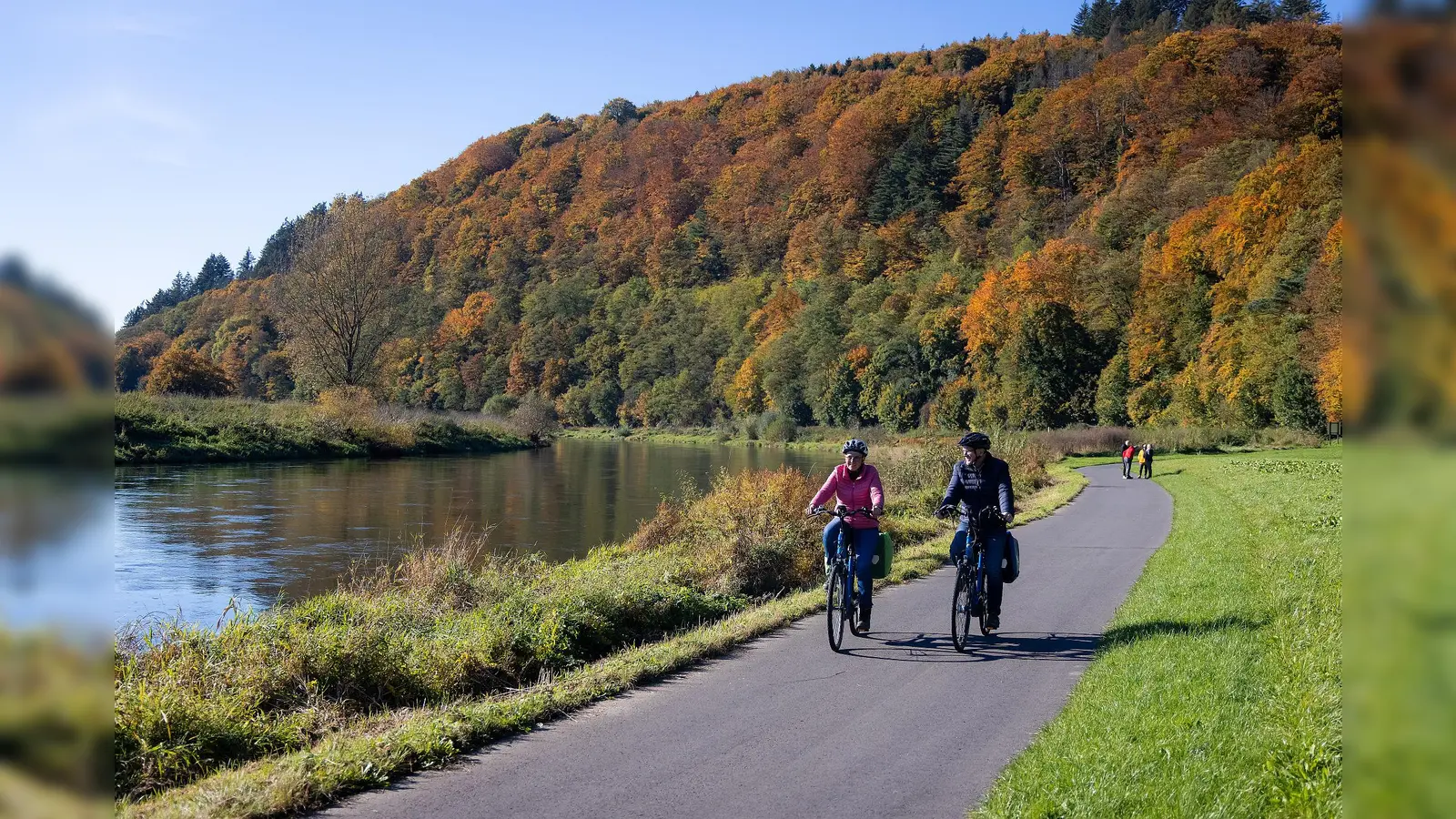 Radfahrer auf dem Weser-Radweg in Bodenfelde. (Foto: Solling-Vogler-Region im Weserbergland e. V., Lindenstraße 8, 37603 Holzminden, T:05536 960970, info@solling-vogler-region.de, Körner/Paeslack)