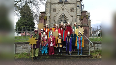 Die Sternsinger vor der St. Blasius Kirche in Körbecke. (Foto: privat)