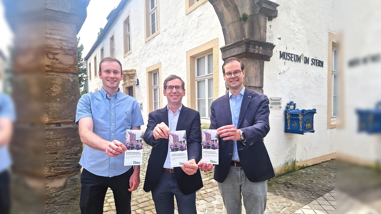 Warburgs Touristiker Lucas Lambracht (von links), Bürgermeister Tobias Scherf und Museumsleiter Dr. Alexander Schwerdtfeger-Klaus<br>laden zu der 1,5-stündigen Zeitreise durch die Geschichte der Hansestadt Warburg in das Museum im „Stern“ ein. (Foto: Stadt Warburg)