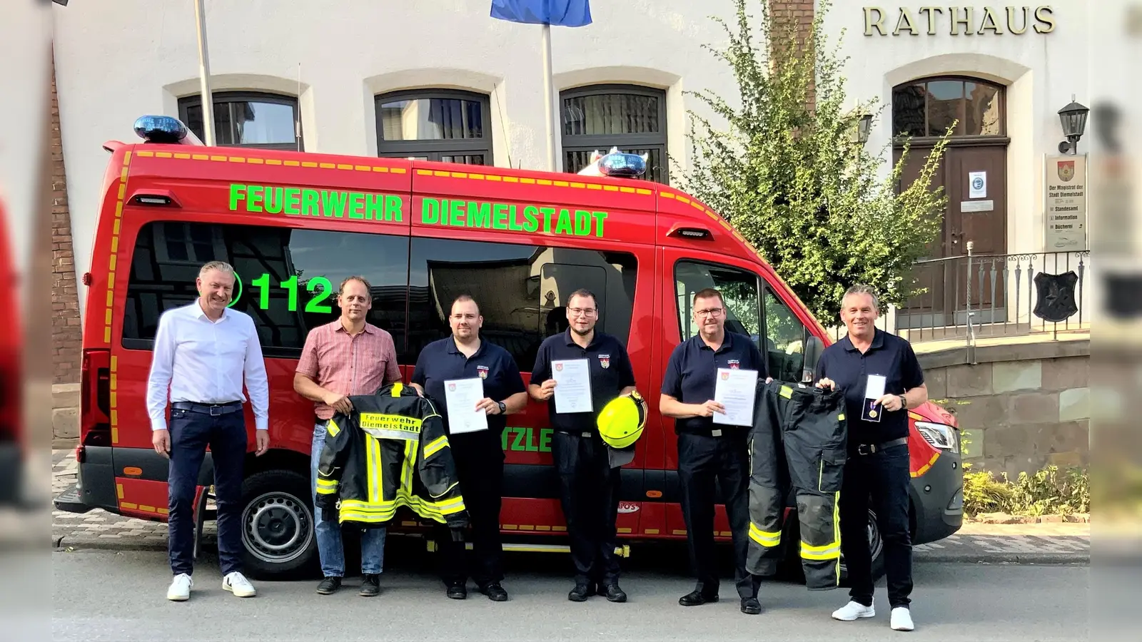 (v.l.) Michael Finken (Wuttig Feuerschutz), Carsten Gutschank (Ordnungsamt), Jörn Ständecke (1. Stv. Stadtbrandinspektor), Florian Tepel (2. Stv. Stadtbrandinspektor), Volker Weymann (Stadtbrandinspektor) und Bürgermeister Elmar Schröder mit den Ernennungsurkunden, der neuen Schutzausrüstung und der Ehrenmedaille. (Foto: Stadt Diemelstadt)