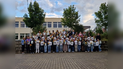 Rund 90 Jugendliche nahmen ihre FSSJ-Zertifikate entgegen. Insgesamt hatte das Programm im Schuljahr 2023/24 über 300 Teilnehmende.  (Foto: Landkreis Kassel)