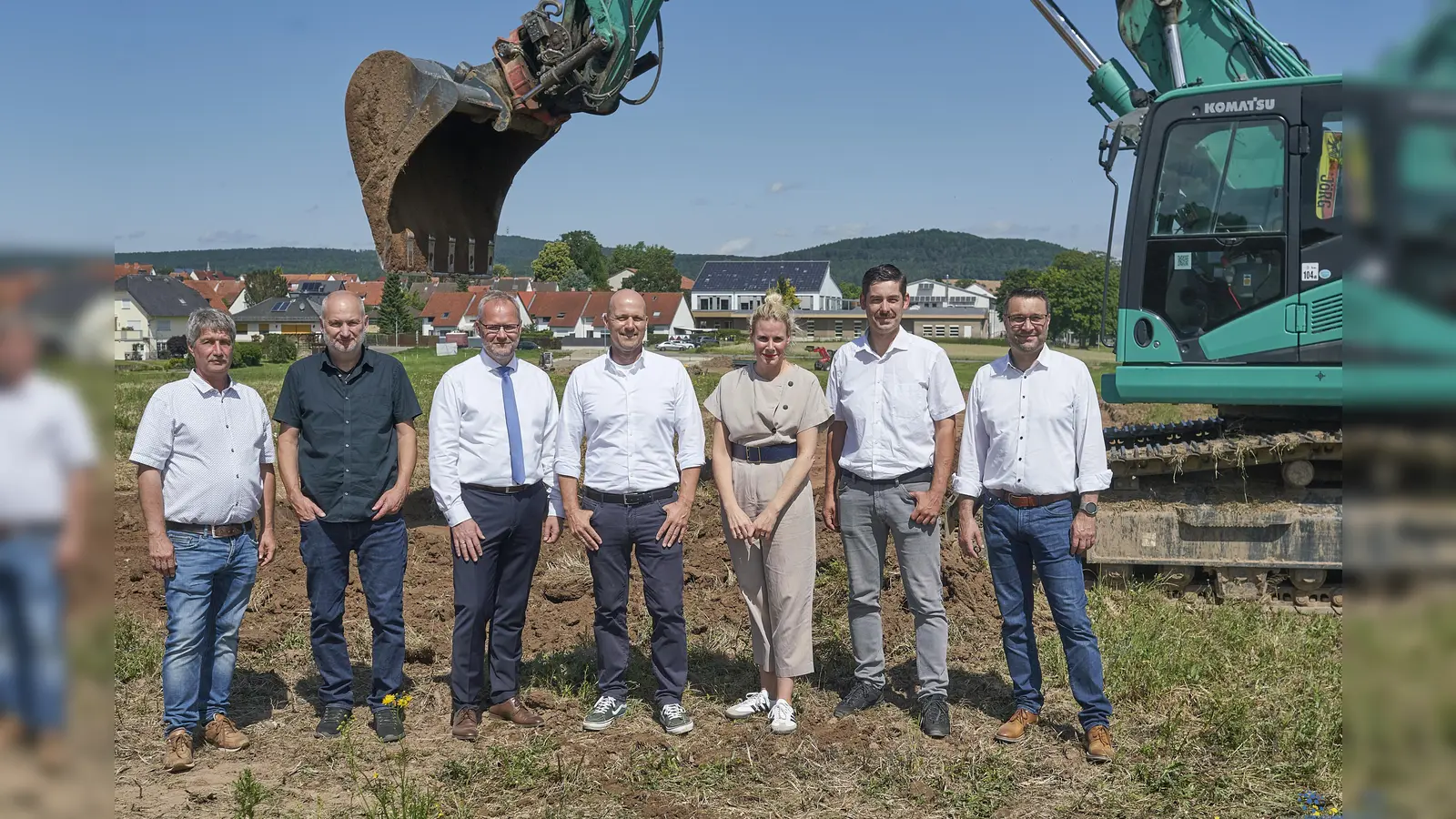 Startschuss für das neue Baugebiet „Offenbergblick“ im Hofgeismarer Süden: Gerd Groppe (Bauunternehmen Nolte), Dirk Deichmann (Ingenieurbüro DSP), Udo Köster (Volksbank Kassel-Göttingen), Sven und Kirsten Köster (k2s Projektentwicklung), Dirk Lindemann (Bauamtsleiter Stadt Hofgeismar) und Bürgermeister Torben Busse.<br> (Foto: Stefan Bönning)