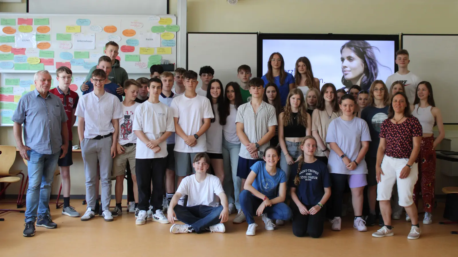 Unternehmer Reinhard Marx (vorne links), SGS-Lehrerin Andrea Sebeke (vorne rechts) und Schülerinnen und Schüler der Jahrgangsstufe 10 des SGS. (Foto: privat)