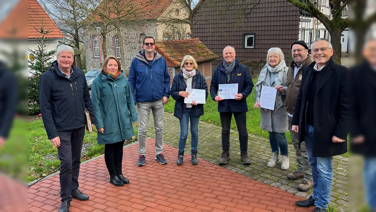 Der Pierre-Heritier-Platz in Gewissenruh wird aufgewertet: Bei der Übergabe von drei Bewilligungen aus der Dorfentwicklung in Wesertal waren Peter Nissen und Christina Grebe vom Servicezentrum Regionalentwicklung, Bürgermeister Cornelius Turrey, die Ortsvorstehenden aus Gieselwerder, Gewissenruh und Vernawahlshausen sowie Landrat Andreas Siebert.  (Foto: Landkreis Kassel)