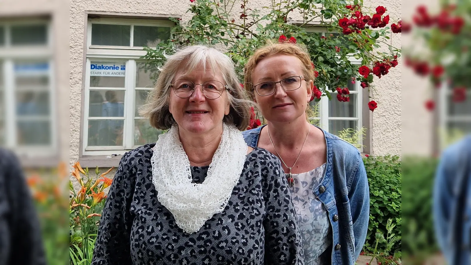 Schuldnerberaterinnen Elke Harms und Agnes Pryczko stehen für Fragen zur Verfügung. (Foto: Diakonie Paderborn-Höxter e.V.)