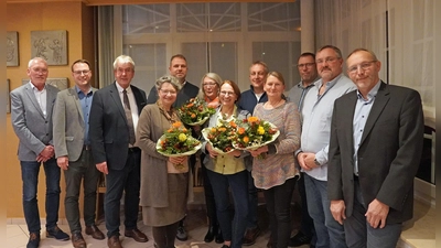 V.l.: Norbert Loermann, Alexander Kleinschmidt, Bürgermeister Hermann Temme, Marion Benzait, Stefan Ellebrecht, Hedwig Nostitz, Ingrid Roland, Hubertus Fischer, Olga Kirsch, Karsten Happe, Mark Timmermann und Stefan Temme (Personalrat). Auf dem Foto fehlt Martina Bolli-Hesse. (Foto: Stadt Brakel)