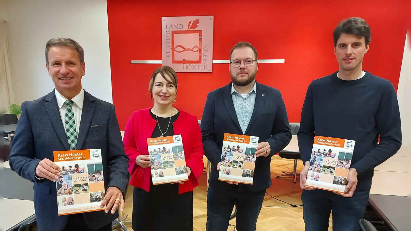 Präsentieren den Sozialdatenbericht 2024 (v.l.): Landrat Michael Stickeln, Kreisdirektorin Manuela Kupsch, Benny Baron (Abteilung Soziales, Pflege und Schwerbehinderung) und Hendrik Falke (Abteilung Soziales, Pflege und Schwerbehinderung). (Foto: Kreis Höxter)