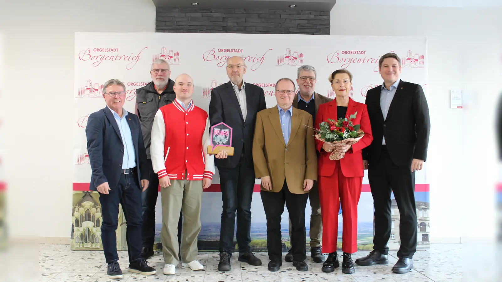 (v.l.) Werner Dürdoth, Ortsvorsteher Borgentreich, Konrad Thiele, Valentin Hermann, Hubertus Hartmann, Hans-Werner Klare, Klaus Jürgens, Elisabeth Rengel (alle Redaktion) und Bürgermeister Nicolas Aisch. (Foto: Stadt Borgentreich)