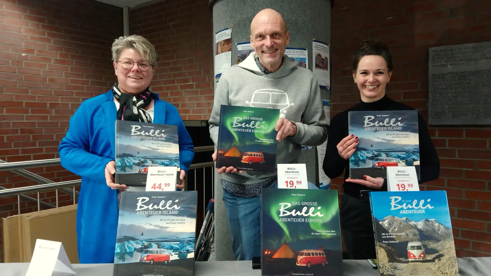 Ein erfolgreicher Abend ging zu Ende. Darüber freuten sich (von links): Petra Lins-Bertram (VHS-Mitarbeiterin), Peter Gebhard und Ann Kathrin Hickl (VHS-Fachbereichsleiterin). (Foto: Doris Dietrich)