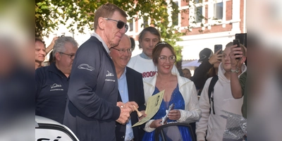 Walter Röhrl steht mit Bürgermeister Hubertus Grimm und Karnevalsprinzessin Nadine für Fotos der Fans bereit. (Foto: Barbara Siebrecht)