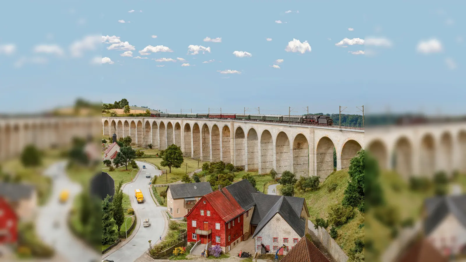 Ein für den Sommer 1975, in dem die Modellbundesbahn spielt, typischer Sonderzug überquert das Viadukt Altenbeken. (Foto: Markus Tiedtkte, Sammlung Modellbundesbahn)