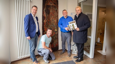 Das St. Antonius Seniorenhaus der KHWE freut sich über das Geschenk von Pfarrer i.R. Willi Koch (von links): Einrichtungsleiter Stefan Kruse, Christof Fleckner (Technische Abteilung), Geschäftsführer Christian Jostes und Pfarrer i.R. Willi Koch. (Foto: KHWE)