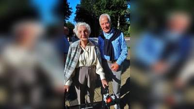 Dr. Martha Schubert und Pfarrer i.R. Dietmar Wegner nach einem Konzert in der evangelischen Kirche am 28. August 2022, ihrem 99. Geburtstag. (Foto: Doris Dietrich)