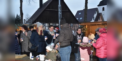 Weihnachtsmartatmosphäre für den guten Zweck bot der Lauenförder Winterzauber.  (Foto: Barbara Siebrecht)