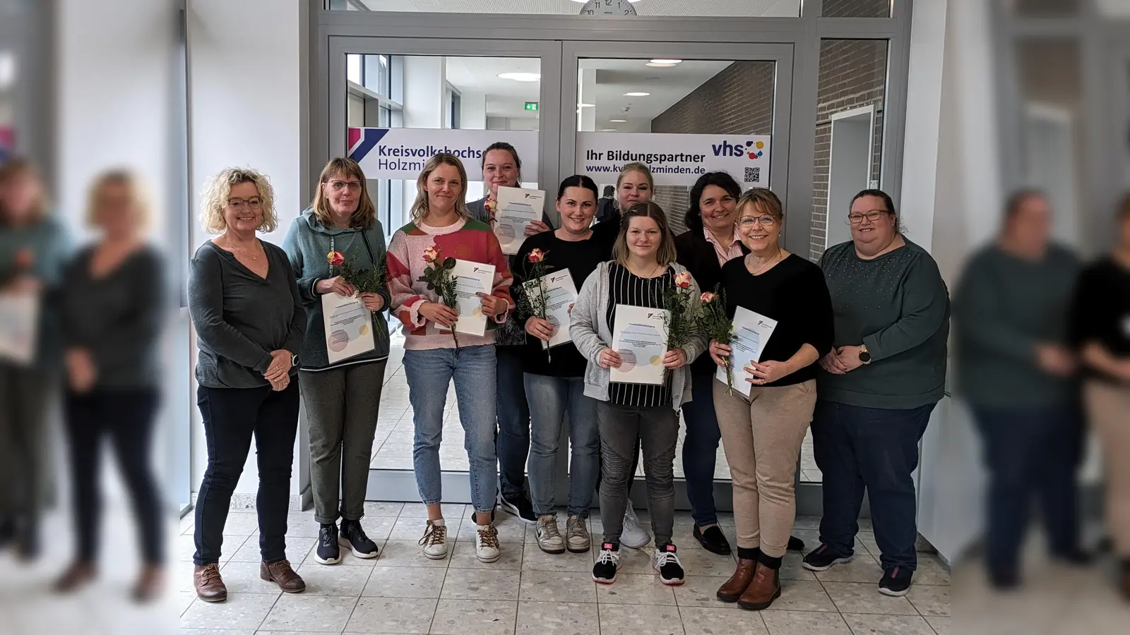 Die Absolventinnen des Kindertagespflegekurses zusammen mit ihren Dozentinnen in der KVHS. (Foto: Landkreis Holzminden)