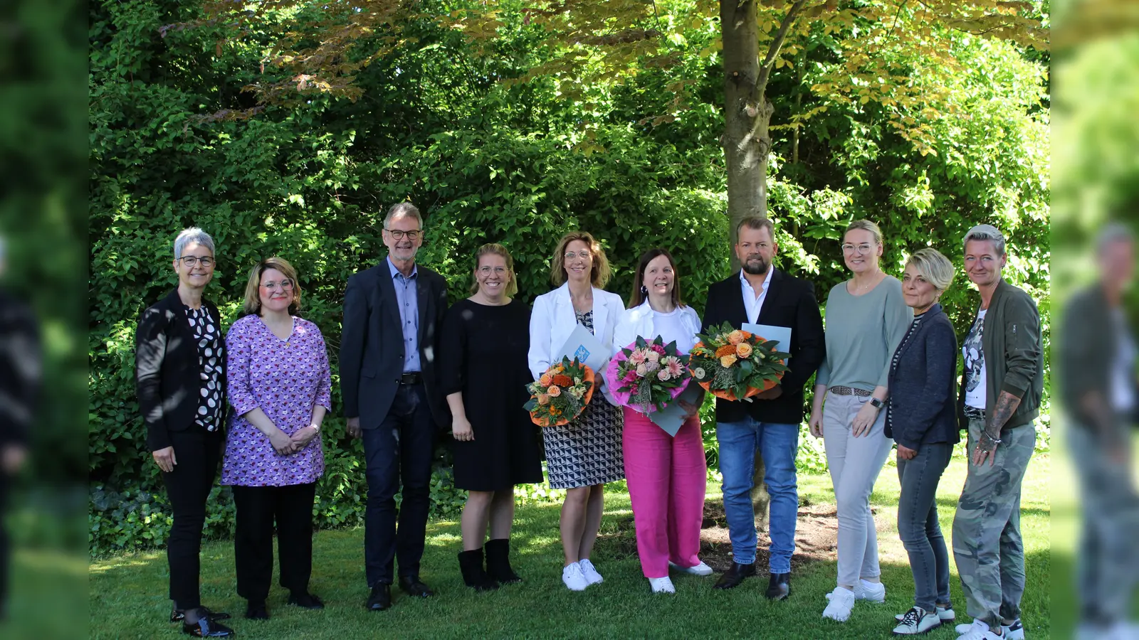 V. l. Personalbereichsleiterin Claudia Bonefeld, Mirgationsbereichsleiterin Nesrin Özdogru Kreisbaurat Ralf Buberti, Erste Kreisrätin Sarah Humburg, KVHS Leiterin Corinna Schmidt, Susanne Krug, Jörg Bode, Stefanie Ahlborn, Dezernentin für Gesundheit und Soziales beim Landkreis, Kreisveterinärin Dr. Anke Rothe und Personalratsvorsitzende Martina Kohlmeier. (Foto: Landkreis Holzminden)