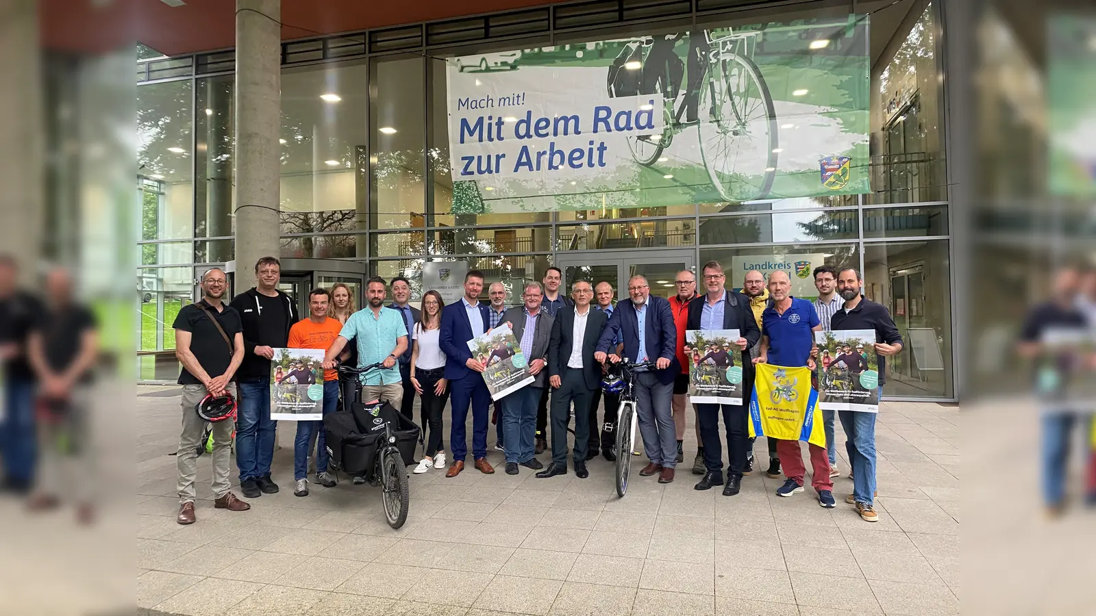 Eine von vielen Ideen, um Radkilometer zu sammeln: Mit dem Fahrrad zu Arbeit. Die Akteure aus den Kommunen trafen sich mit Landrat Andreas Siebert und Nahmobilitätskoordinator Stefan Arend zum Auftakt am Kreishaus des Landkreises.  (Foto: Landkreis Kassel)