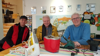 Im Repaircafé (v.l.): Reza Hashemi, Hans-Josef Stratmann und Gerd Rieke. (Foto: privat)