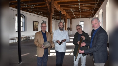 Schwerter, mit denen die alten Sachsen Karl den Großen bekämpften, präsentieren Michael Koch (Stadtarchivar), Ralf Mahytka (Stadtarchäologe), Dr. Martin Kroker (LWL-Museum in der Kaiserpfalz Paderborn) und Dr. Georg Eggenstein (EggensteinEXPO Dortmund). (Foto: Huxarium Gartenpark Höxter/Madita Alberding)