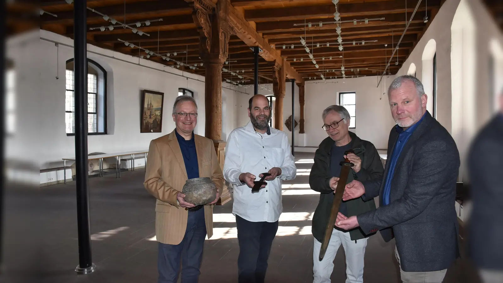 Schwerter, mit denen die alten Sachsen Karl den Großen bekämpften, präsentieren Michael Koch (Stadtarchivar), Ralf Mahytka (Stadtarchäologe), Dr. Martin Kroker (LWL-Museum in der Kaiserpfalz Paderborn) und Dr. Georg Eggenstein (EggensteinEXPO Dortmund). (Foto: Huxarium Gartenpark Höxter/Madita Alberding)