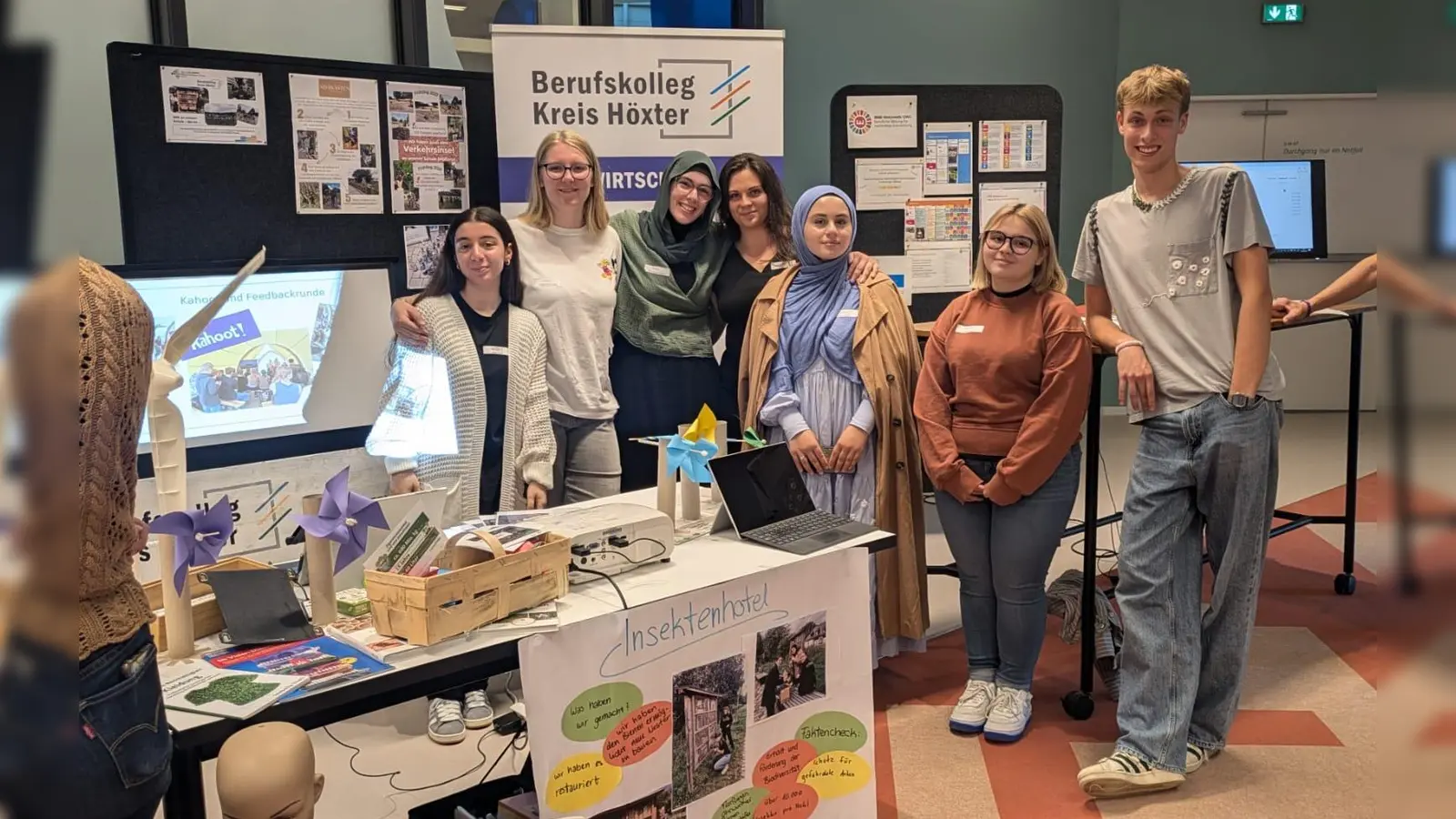 Am Messestand (v.l.): Yade Cakir, Luisa Jubitz, Mira Daamouche, Alina Kerbs, Aleyna Cakir, Felicia Mulas und Nevio Pietrzyk. (Foto: privat)