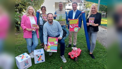 Die Jury verkündet den Sieger im Spielplatzwettbewerb (v.l.): pädagogische Fachberaterin Katharina Sinn (Kreis Höxter), Julia Handtke und Heiko Böddeker von der GfW, Playparc Geschäftsführer Steffen Strasser, Landrat Michael Stickeln und Ehrenamtsmanagerin Katharina Serinelli (Kreis Höxter) (Foto: GfW)