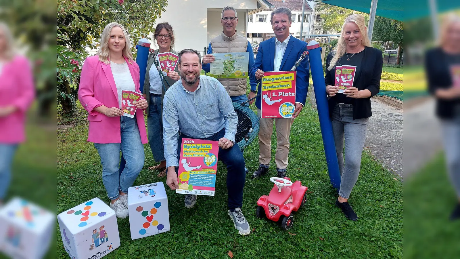 Die Jury verkündet den Sieger im Spielplatzwettbewerb (v.l.): pädagogische Fachberaterin Katharina Sinn (Kreis Höxter), Julia Handtke und Heiko Böddeker von der GfW, Playparc Geschäftsführer Steffen Strasser, Landrat Michael Stickeln und Ehrenamtsmanagerin Katharina Serinelli (Kreis Höxter) (Foto: GfW)