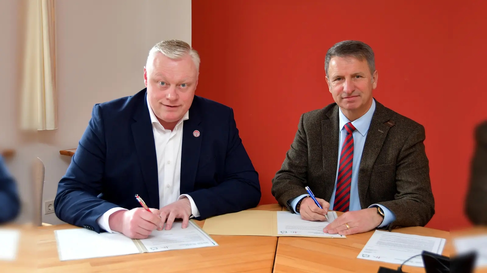 Höxters Bürgermeister Daniel Hartmann (links) und Landrat Michael Stickeln unterzeichnen den gemeinsamen Brief an NRW-Wissenschaftsministerin Ina Brandes zur Klärung wichtiger Fragen zum traditionsreichen Hochschulstandort in Höxter.  (Foto: Kreis Höxter)