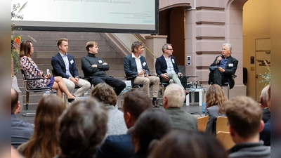 Die Teilnehmerinnen und Teilnehmer der Podiumsdiskussion (v.l.): Prof. Dr. Susanne Ertle-Straub, Max Witte, Prof. Dr. Jan Christian Schlüter, Prof. Dr. Sebastian Höhmann, Norman Meyer und Dirk Labusch. (Foto: HAWK)