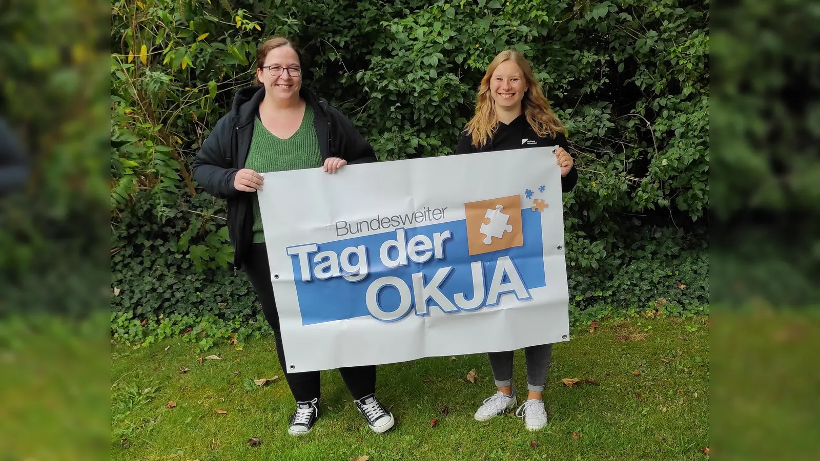 Ronja Dörge und Alina Niemeyer von der Kreisjugendpflege freuen sich über die Entwicklung bei der offenen Kinder- und Jugendarbeit. (Foto: Landkreis Holzminden)